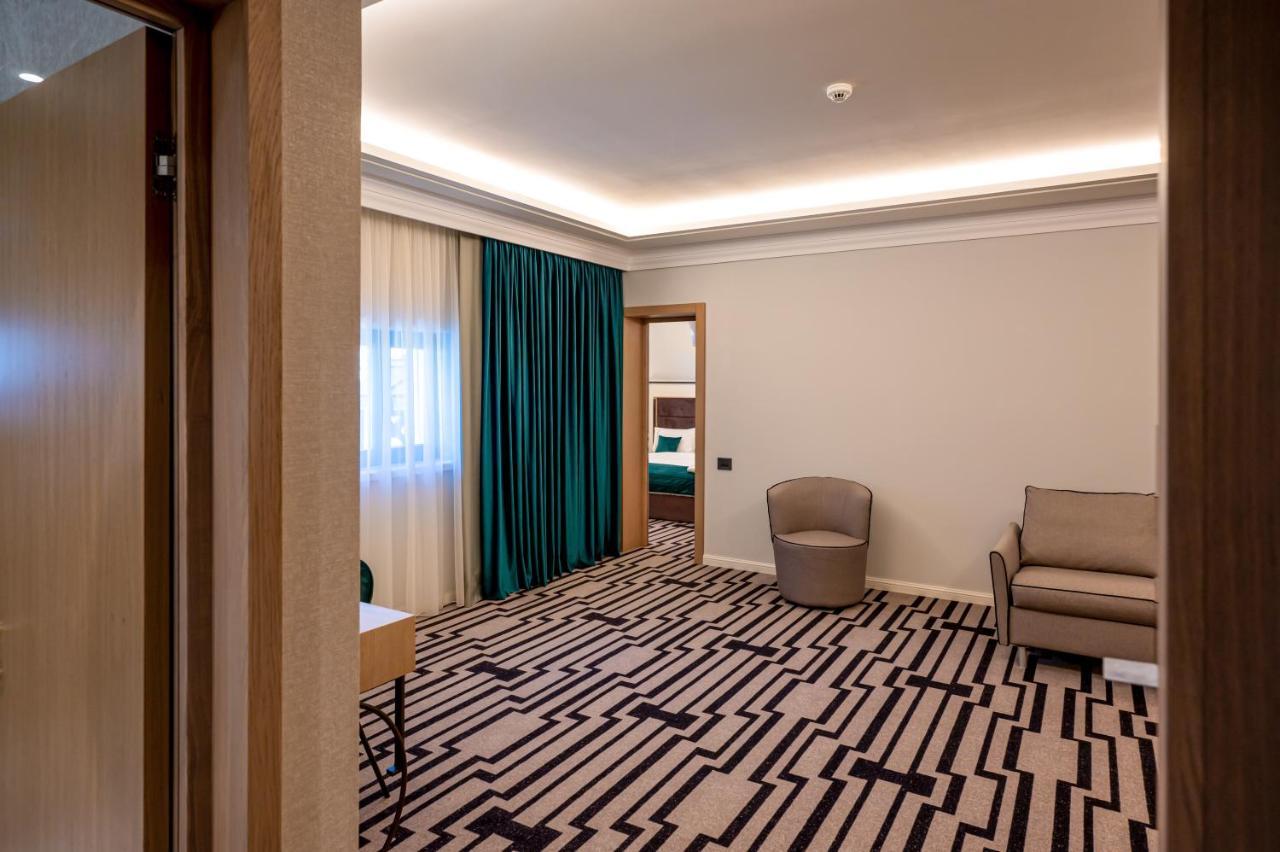 Hotel Carolin Călimăneşti Exteriör bild